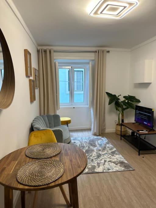 Stylish Renovated Apartment In Chiado Lisboa Exterior foto