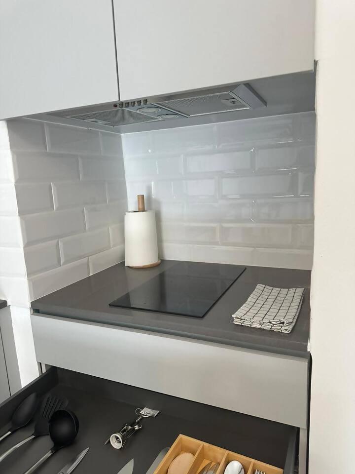 Stylish Renovated Apartment In Chiado Lisboa Exterior foto